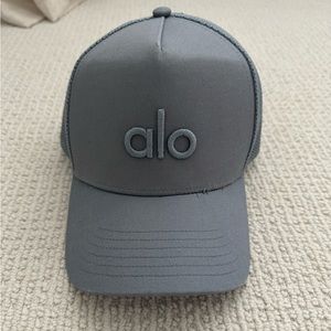ALO YOGA DISTRICT TRUCKER HAT COLOR: STINGRAY